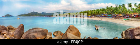 Belle plage de la province de Goa en Inde avec des bateaux de pêche et des pierres dans la mer Banque D'Images