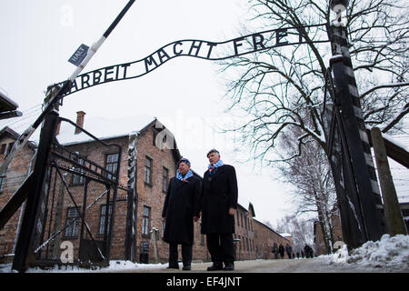 Oswiecim, Pologne. 27 Jan, 2015. Les survivants se tenir en face de la porte principale de l'ancien camp de concentration et d'extermination d'Nazi-German KL Auschwitz I, avant une cérémonie marquant le 70e anniversaire de la libération de l'ancien camp de concentration et d'extermination d'Nazi-German KL Auschwitz-Birkenau en Oswiecim, Pologne, 27 janvier 2015. Photo : Rolf Vennenbernd/dpa/Alamy Live News Banque D'Images