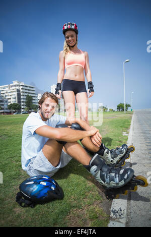 Couple fit préparer pour roller blade Banque D'Images