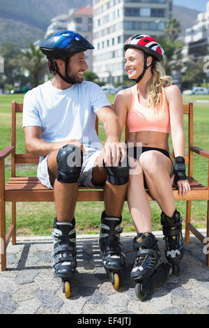 Couple fit préparer pour roller blade Banque D'Images