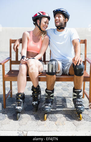 Couple fit préparer pour roller blade Banque D'Images