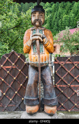 Folklorique Hutsul sculpture en bois dans le village de Kryvorivnia, Carpates, Région Hutsul, Pokuttya, Prykarpattia, Ukraine Banque D'Images