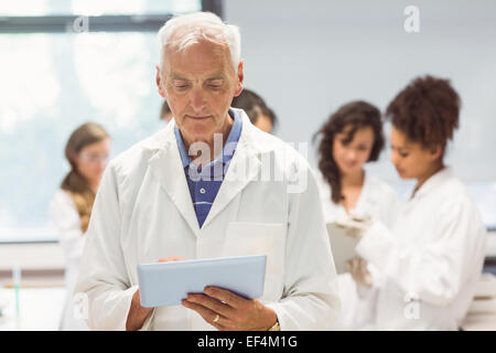 Professeur de sciences holding tablet pc in lab Banque D'Images