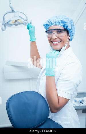 Dentiste femelle portant des lunettes de sécurité et surgical cap Banque D'Images