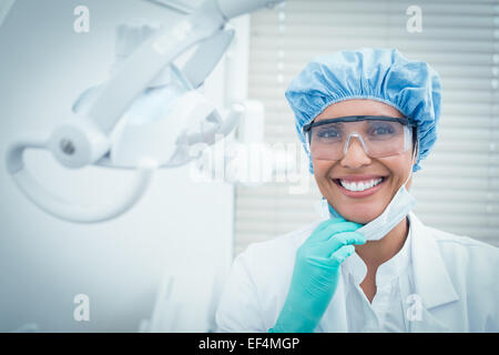 Dentiste femelle portant des lunettes de sécurité et surgical cap Banque D'Images