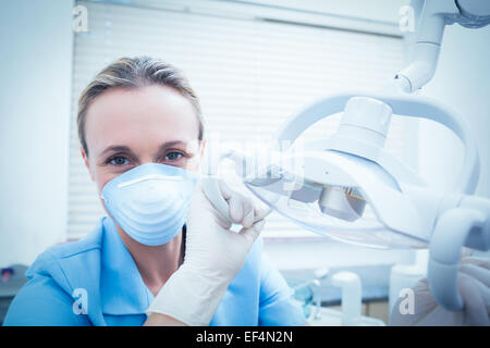 Lumière de réglage Female dentist Banque D'Images