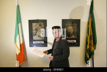 Ancien AIDN (Armée de libération nationale irlandaise) prisonnier Willie Gallagher est titulaire d'une copie de la déclaration confirmant que l'AIDN ha Banque D'Images