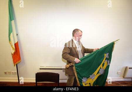 Ancien AIDN (Armée de libération nationale irlandaise) prisonnier Gerard Murray roule un drapeau AIDN à la suite d'une conférence de presse au cours de laquelle le Banque D'Images