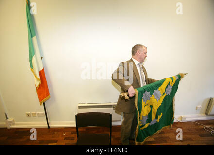 Ancien AIDN (Armée de libération nationale irlandaise) prisonnier Gerard Murray roule un drapeau AIDN à la suite d'une conférence de presse au cours de laquelle le Banque D'Images