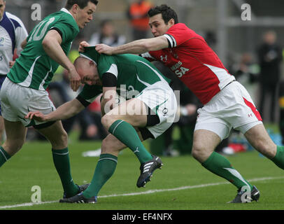 L'Irlande Keith Earls, Centre est abordé par le pays de Galles Stephen Jones (R) dans les Six Nations rugby union international match à Croke Park, Dublin, Irlande, Samedi, Mars. 13, 2010. Banque D'Images