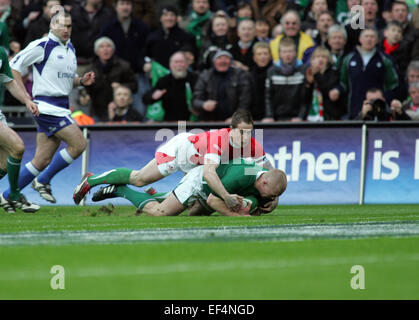 L'Irlande Keith Earls marque un essai contre le Pays de Galles, Shane Williams dans les Six Nations rugby union international match à Croke Park, Dublin, Irlande, Samedi, Mars. 13, 2010. Banque D'Images