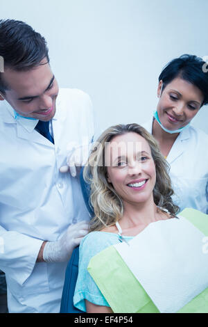 Portrait de dentiste avec assistant et female patient Banque D'Images