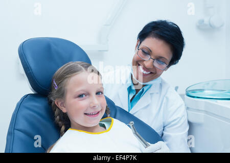 Femme dentiste dents filles examen Banque D'Images