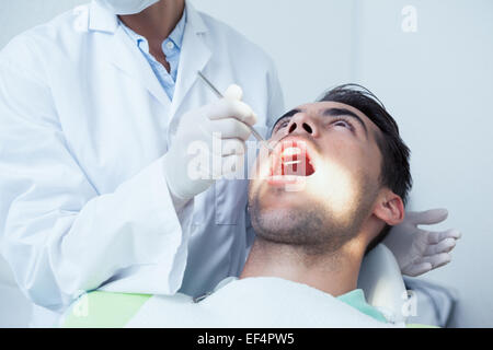 Close up of man après avoir examiné ses dents Banque D'Images