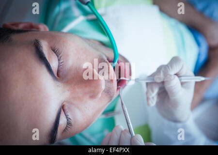 Close up of man après avoir examiné ses dents Banque D'Images