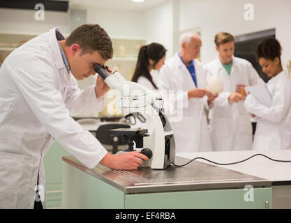 Jeune étudiant en médecine travaillant avec microscope Banque D'Images