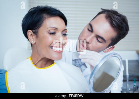 Male dentist examinant les dents de womans Banque D'Images