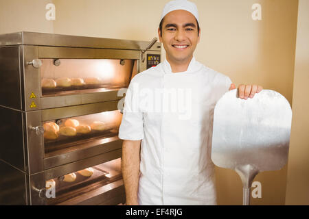 Baker smiling at camera à côté de four Banque D'Images