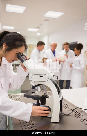 Jeune étudiant en médecine travaillant avec microscope Banque D'Images