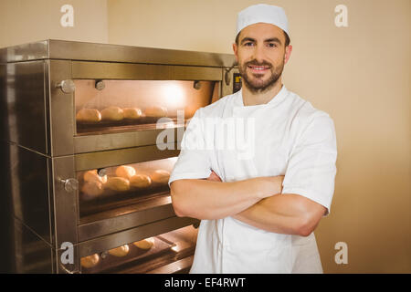 Baker smiling at camera à côté de four Banque D'Images