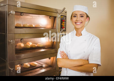 Baker smiling at camera à côté de four Banque D'Images