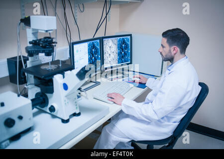 La science student looking at images microscopiques Banque D'Images