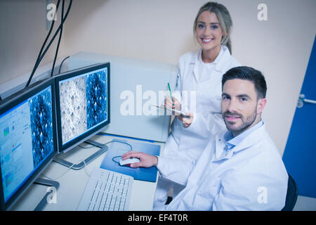 Les étudiants à la recherche scientifique à des images microscopiques Banque D'Images