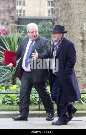 Westminster, London, UK. 27 janvier, 2015. Secrétaire aux transports Patrick Mcloughlin (gauche) arrive à Downing Street pour la réunion hebdomadaire du cabinet. Credit : amer ghazzal/Alamy Live News Banque D'Images