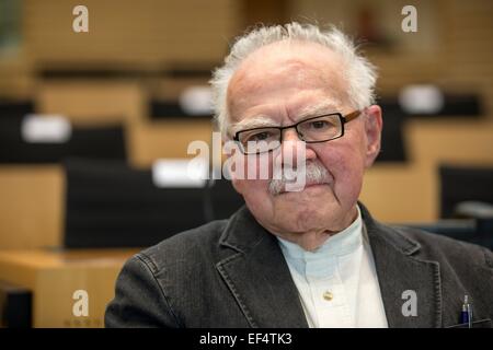 Erfurt, Allemagne. 27 Jan, 2015. Pavel Kohn, né en 1929 à Prague (République tchèque d'aujourd'hui), survivant des camps de concentration Theresienstadt, Auschwitz et Buchenwald, se fait au tout début de l'heure de commémoration à l'état de Thuringe le Parlement à Erfurt, Allemagne, 27 janvier 2015. Aujourd'hui, la Thuringe commémore les victimes du nazisme avec les survivants de l'ancien camp de concentration de Buchenwald. PHOTO : MICHAEL REICHEL/dpa/Alamy Live News Banque D'Images