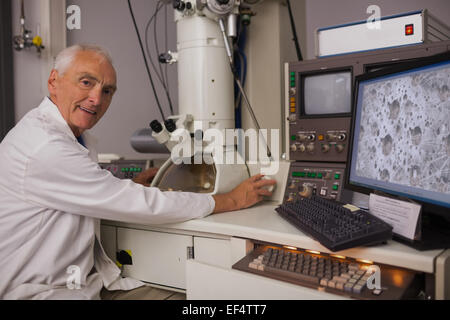 À l'aide de microscope et biochimiste grand ordinateur Banque D'Images