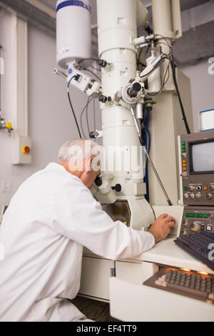 À l'aide de microscope et biochimiste grand ordinateur Banque D'Images