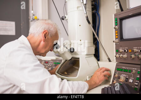 À l'aide de microscope et biochimiste grand ordinateur Banque D'Images