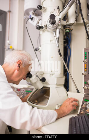 À l'aide de microscope et biochimiste grand ordinateur Banque D'Images