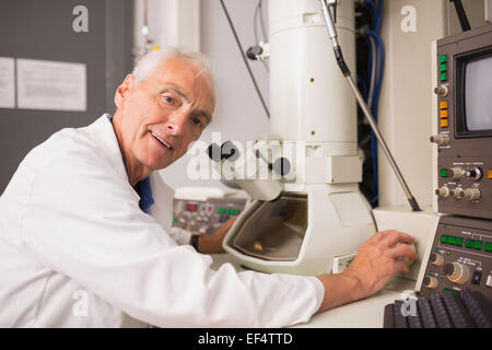 À l'aide de microscope et biochimiste grand ordinateur Banque D'Images