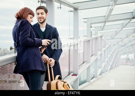 Jeune couple en bâtiment de l'aéroport Banque D'Images