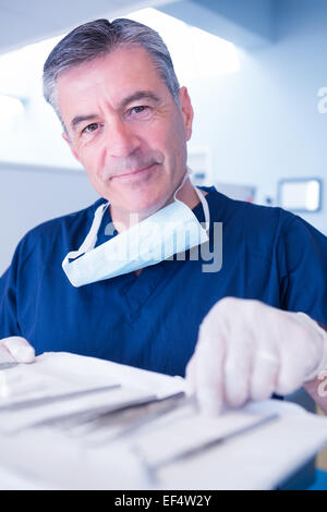 L'outil de cueillette dentiste and smiling at camera Banque D'Images