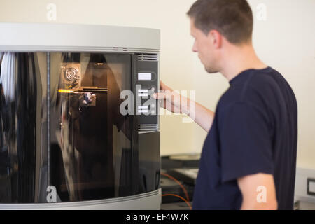 Une étudiante en génie à l'aide de l'imprimante 3d Banque D'Images