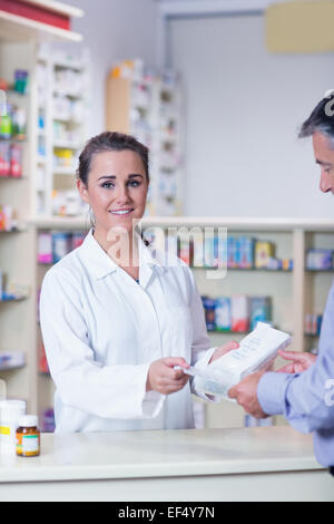 Portrait of a smiling pharmacien tenant une prescription Banque D'Images