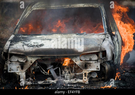 Feu de voiture feu flamme flammes moteur en fumée chaleur intense sautant d'avion brûler brûler rage fireball sur toxiques Banque D'Images