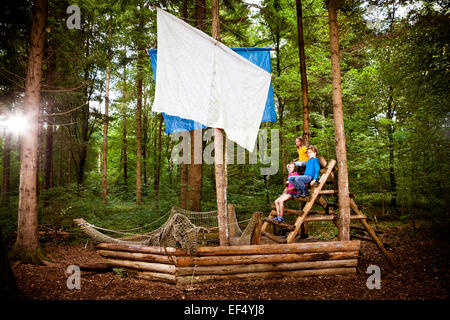 Enfants jouant sur voilier en bois, Munich, Bavière, Allemagne Banque D'Images