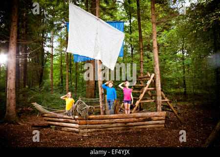 Enfants jouant sur voilier en bois, Munich, Bavière, Allemagne Banque D'Images