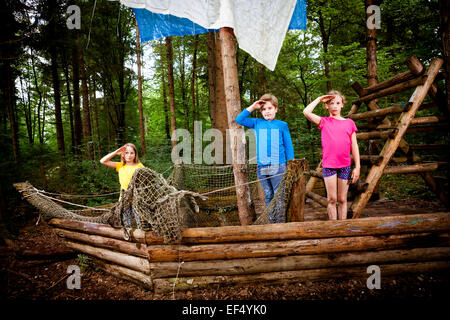 Enfants jouant sur voilier en bois, Munich, Bavière, Allemagne Banque D'Images