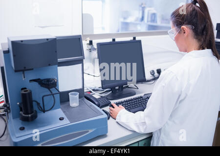 Jeune scientifique, tapant sur son ordinateur Banque D'Images