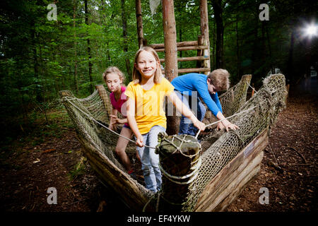 Enfants jouant sur voilier en bois, Munich, Bavière, Allemagne Banque D'Images