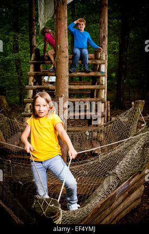 Enfants jouant sur voilier en bois, Munich, Bavière, Allemagne Banque D'Images