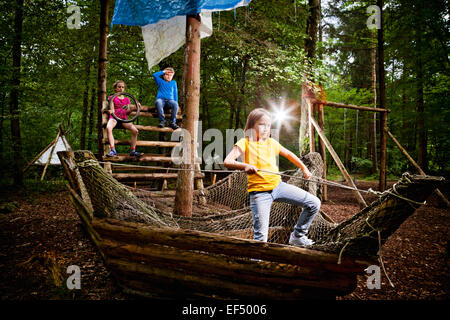 Enfants jouant sur voilier en bois, Munich, Bavière, Allemagne Banque D'Images