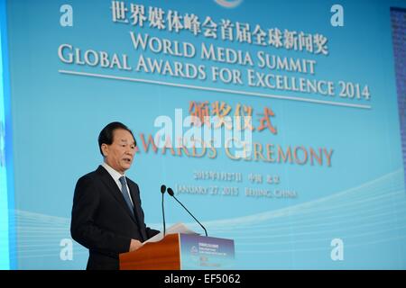 (150127) -- BEIJING, 27 janvier 2015 (Xinhua) -- Cai Mingzhao, président de l'agence de presse Xinhua, aborde la cérémonie du Sommet des médias mondiaux (WMS) Global Awards for Excellence 2014 à Beijing, capitale de la Chine, 27 janvier 2015. (Xinhua/Chen Yehua) (zlx) Banque D'Images