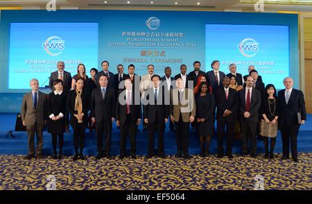 (150127) -- BEIJING, 27 janvier 2015 (Xinhua) -- Les gagnants et les présentateurs posent pour des photos pendant la cérémonie du Sommet des médias mondiaux (WMS) Global Awards for Excellence 2014 à Beijing, capitale de la Chine, 27 janvier 2015. (Xinhua/Chen Yehua) (zlx) Banque D'Images