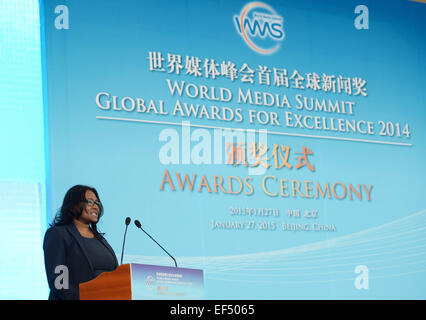 (150127) -- BEIJING, 27 janvier 2015 (Xinhua) -- Daisy Veerasingham, premier vice-président de l'Associated Press, aborde la cérémonie du Sommet des médias mondiaux (WMS) Global Awards for Excellence 2014 à Beijing, capitale de la Chine, 27 janvier 2015. (Xinhua/Chen Yehua) (zlx) Banque D'Images