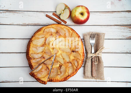 Gâteau aux pommes à la cannelle sur tableau blanc rustique Banque D'Images